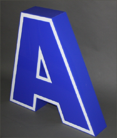Buchstabe aus Plexiglas in 3 und 4 mm weiß opal und blau Ausleuchtung mit LED oder Leuchtstofflampen Plexiglasverarbeitung von Acryplex
