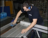  Acryplex Mitarbeiter beim Anfertigen von  Plexiglaszuschnitten
